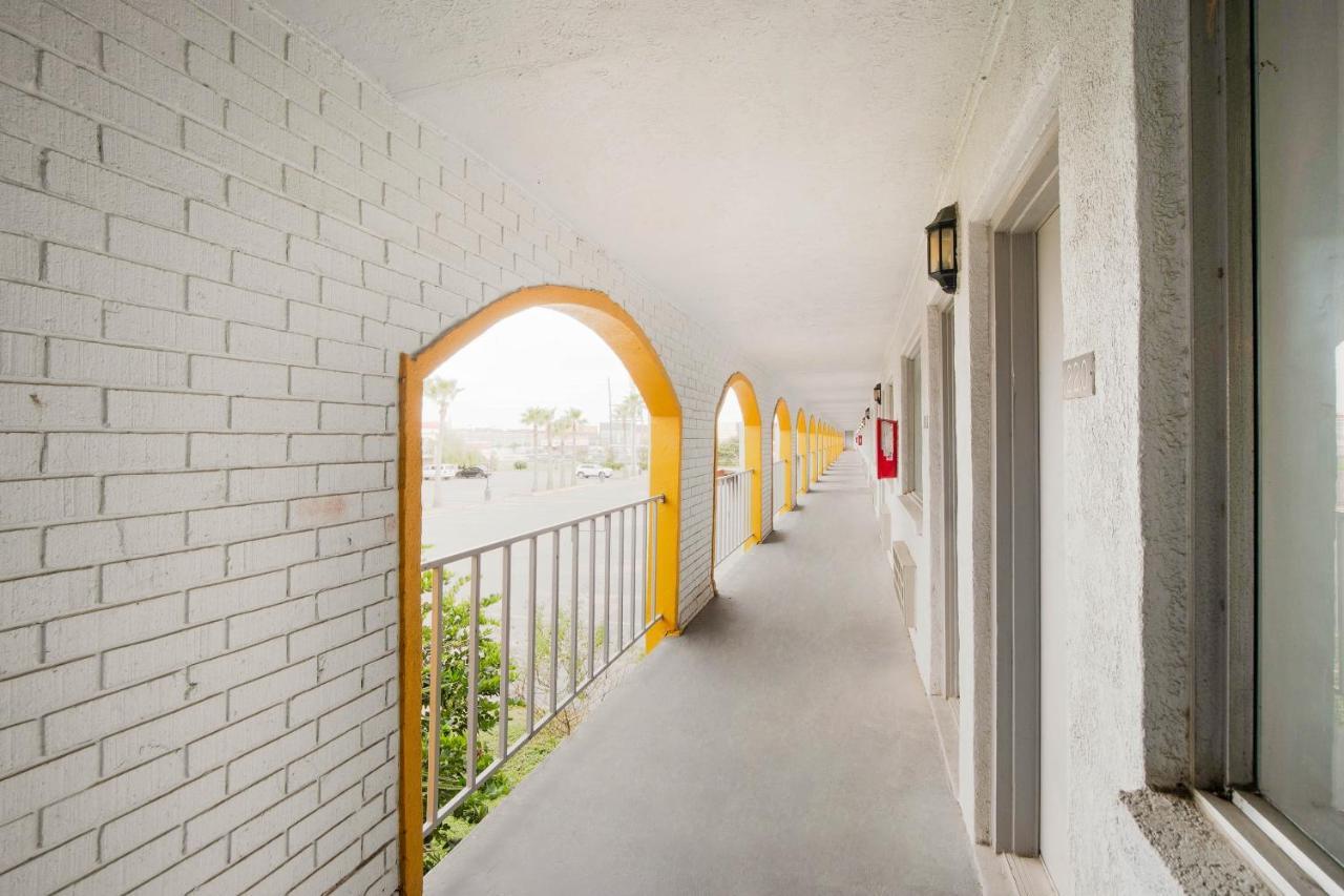 Hotel O Houston East Channelview I-10 Exterior foto
